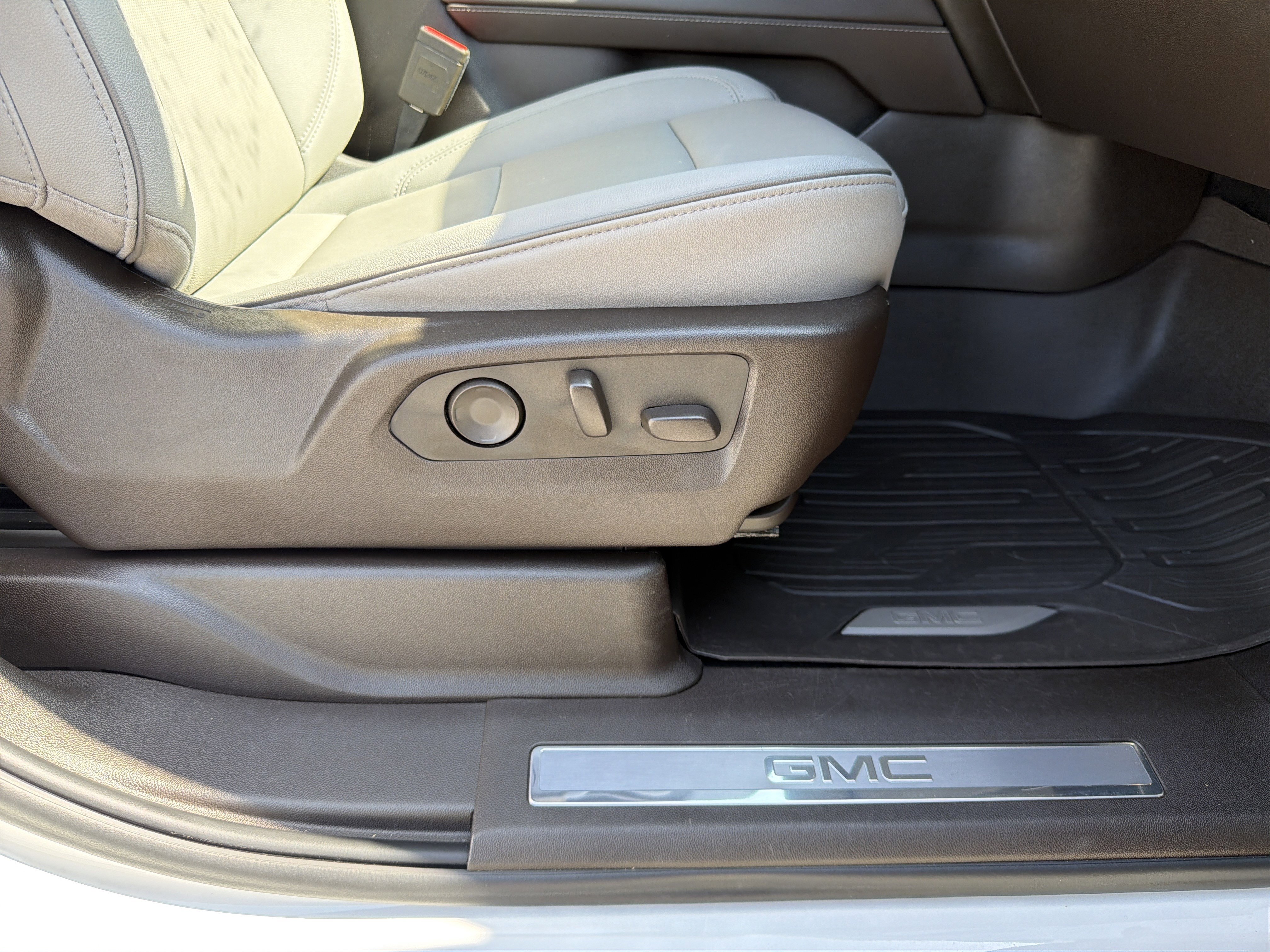 Used 2024 GMC Yukon SLT w/ SLT Luxury Package image 16