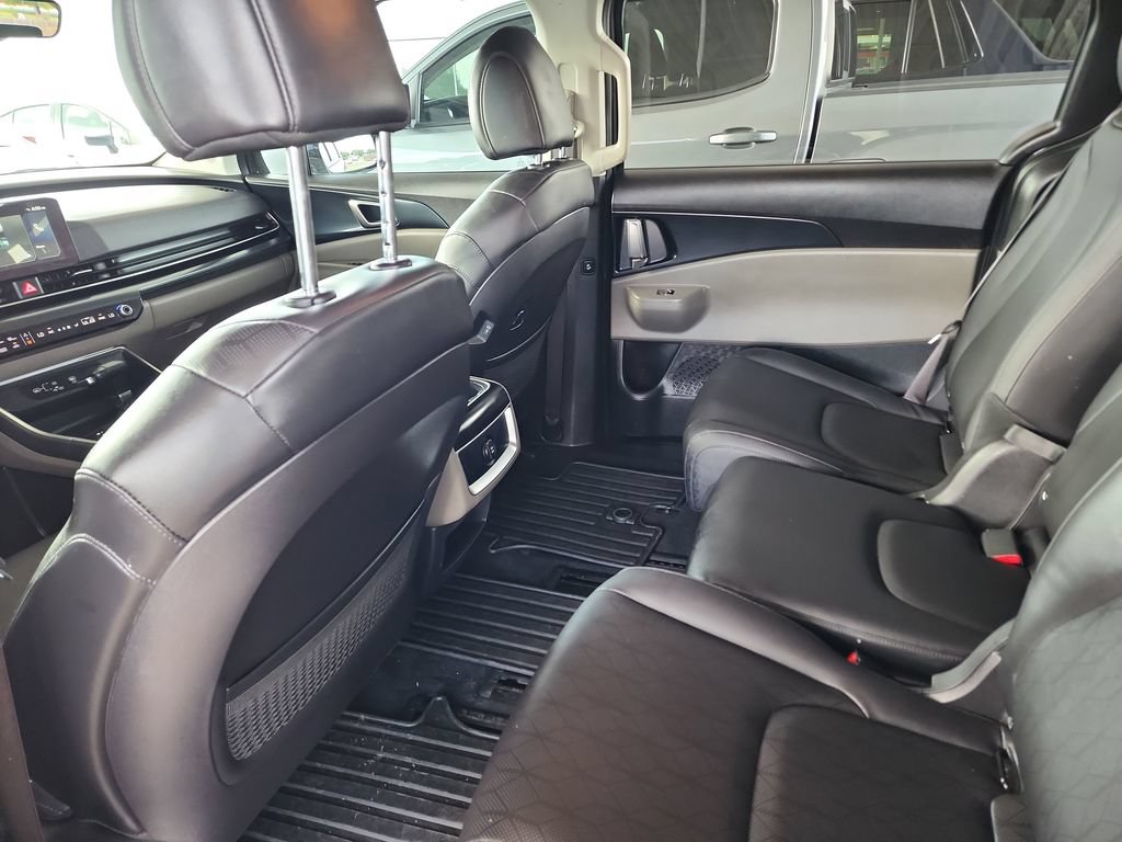 Used 2025 Kia Carnival FWD image 36