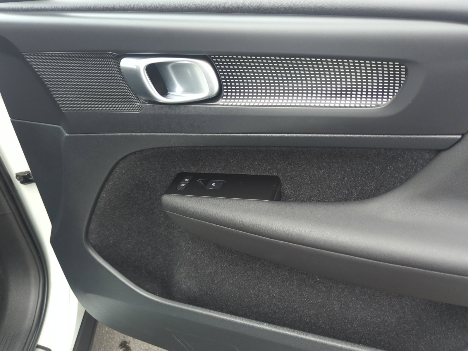 Used 2021 Volvo XC40 T5 R-Design w/ Climate Package image 16