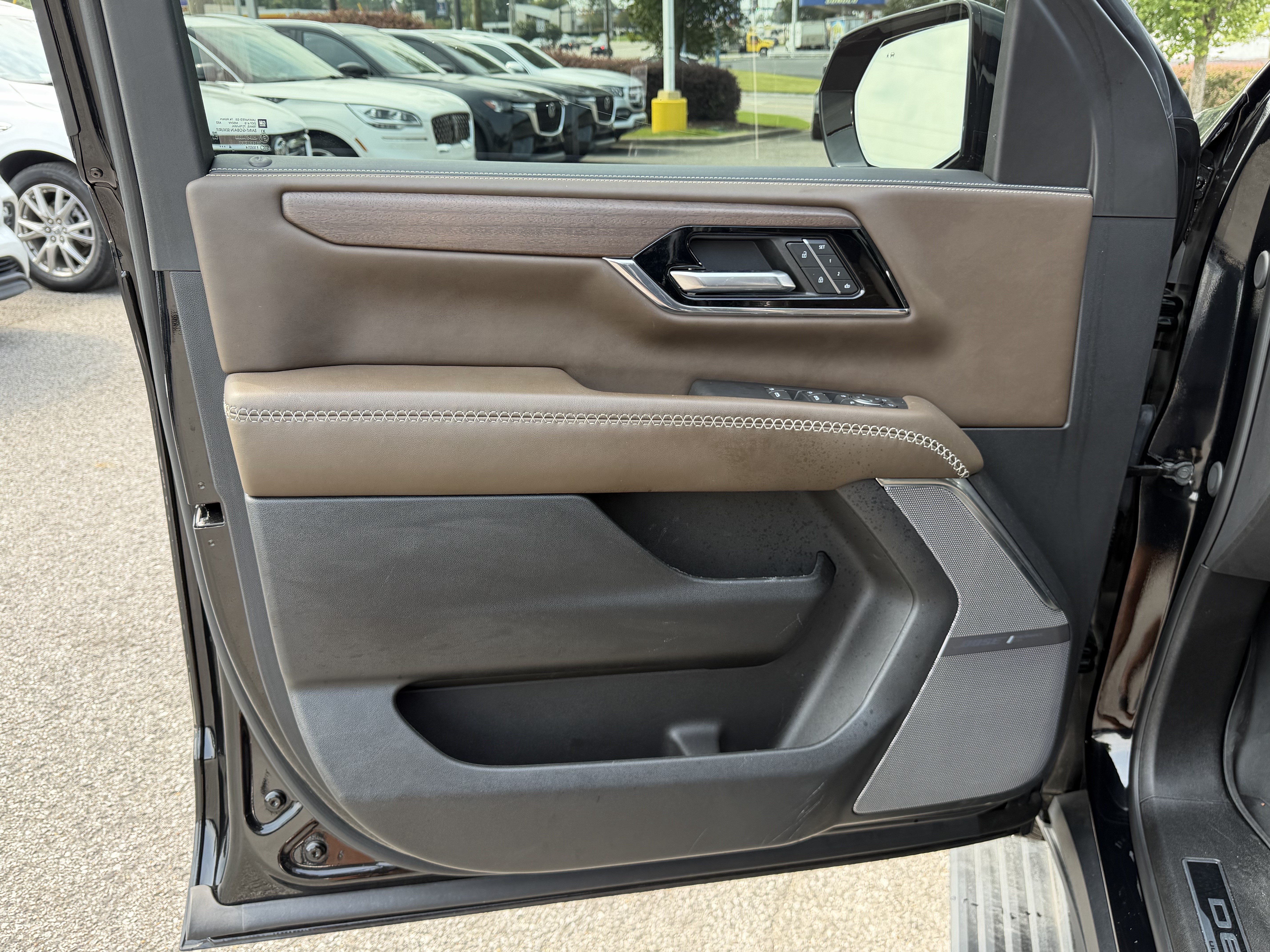 Used 2025 GMC Yukon Denali Ultimate AWD/4WD image 14