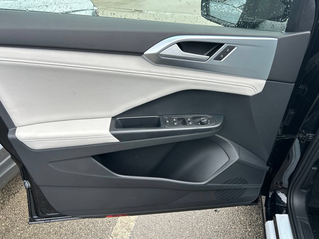 New 2026 Volkswagen Taos SE FWD image 17