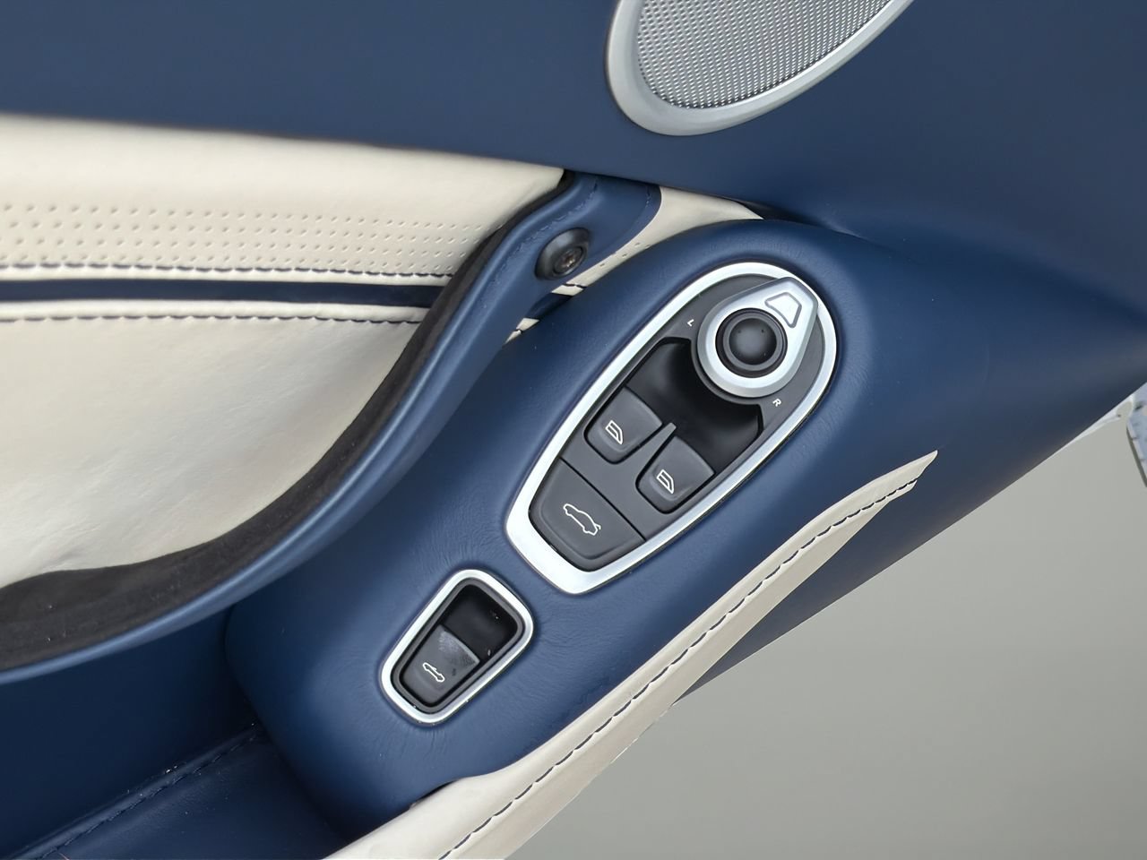 Used 2023 Aston Martin V8 Vantage Roadster RWD image 12