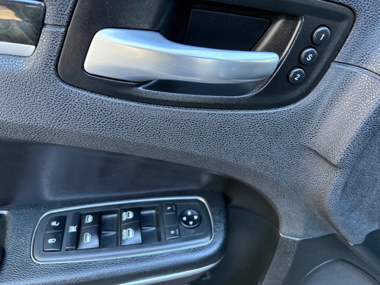 Used 2018 Chrysler 300 Limited image 13