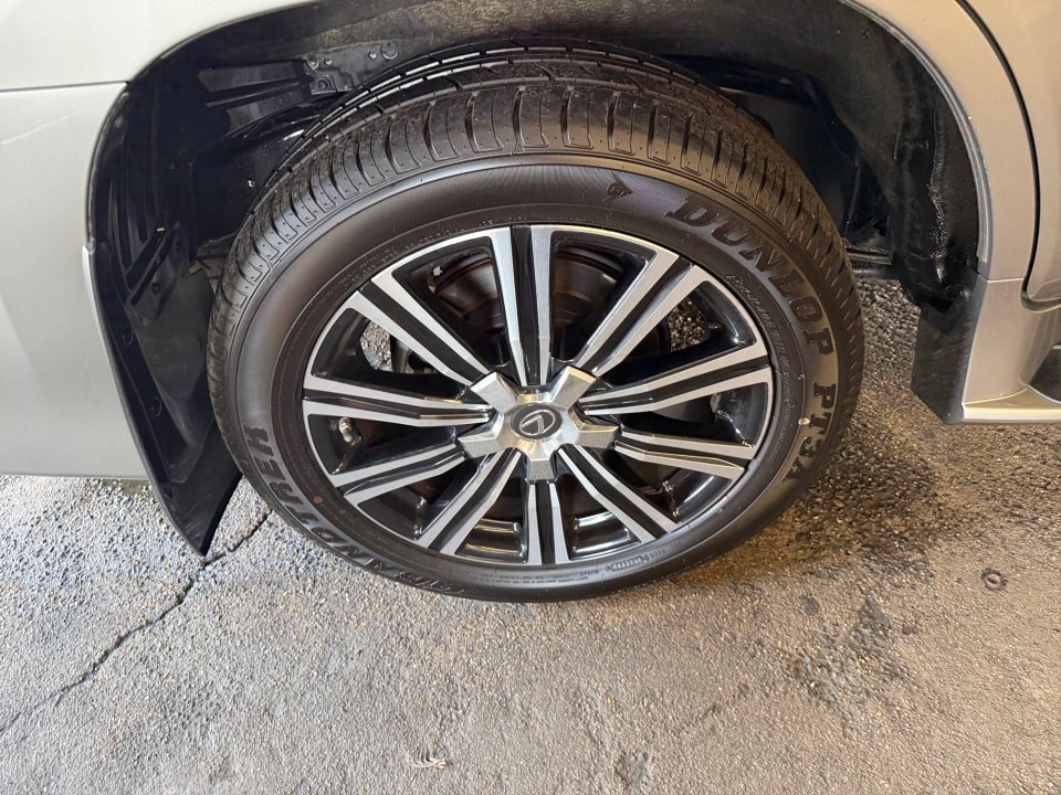 Used 2021 Lexus LX 570 4WD w/ Luxury Package image 27