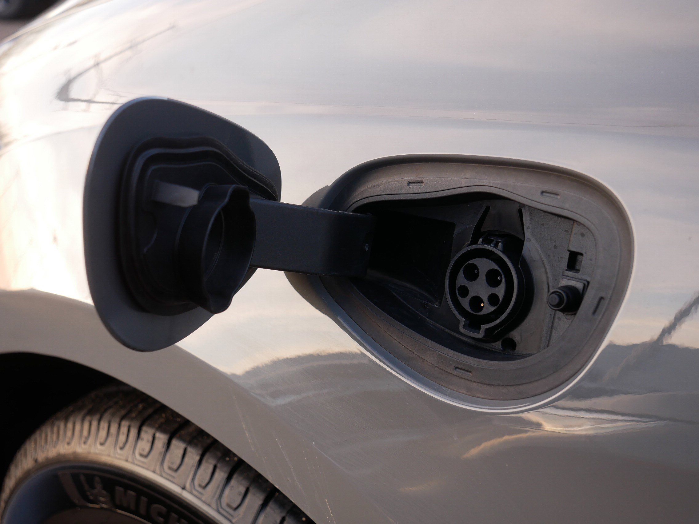 Used 2022 Chrysler Pacifica Limited w/ Uconnect Theater Family Group image 36