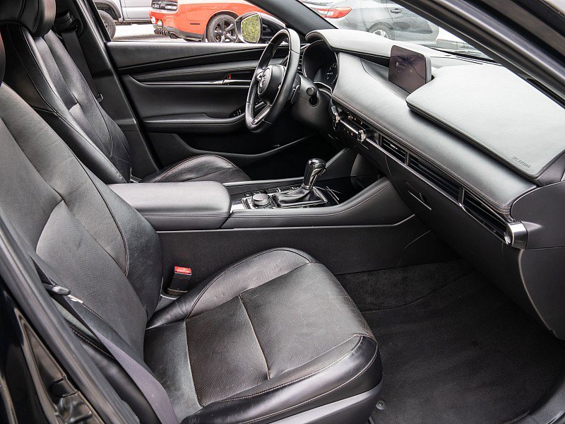 Used 2019 MAZDA MAZDA3 Hatchback w/ Premium Package image 18