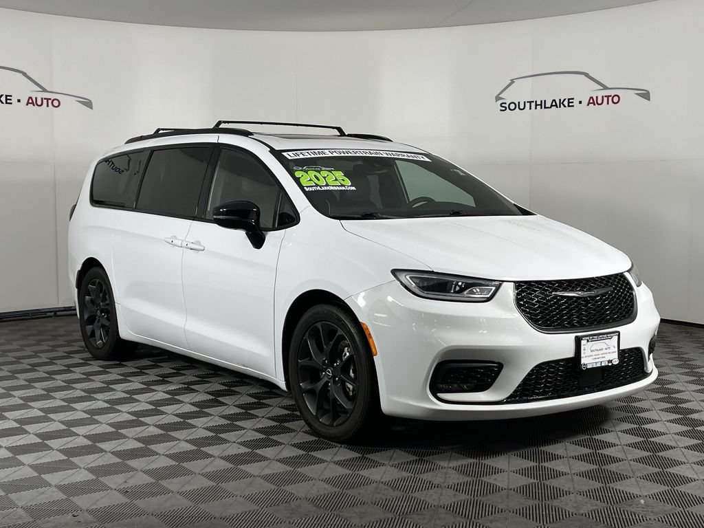 Used 2025 Chrysler Pacifica Limited FWD image 2