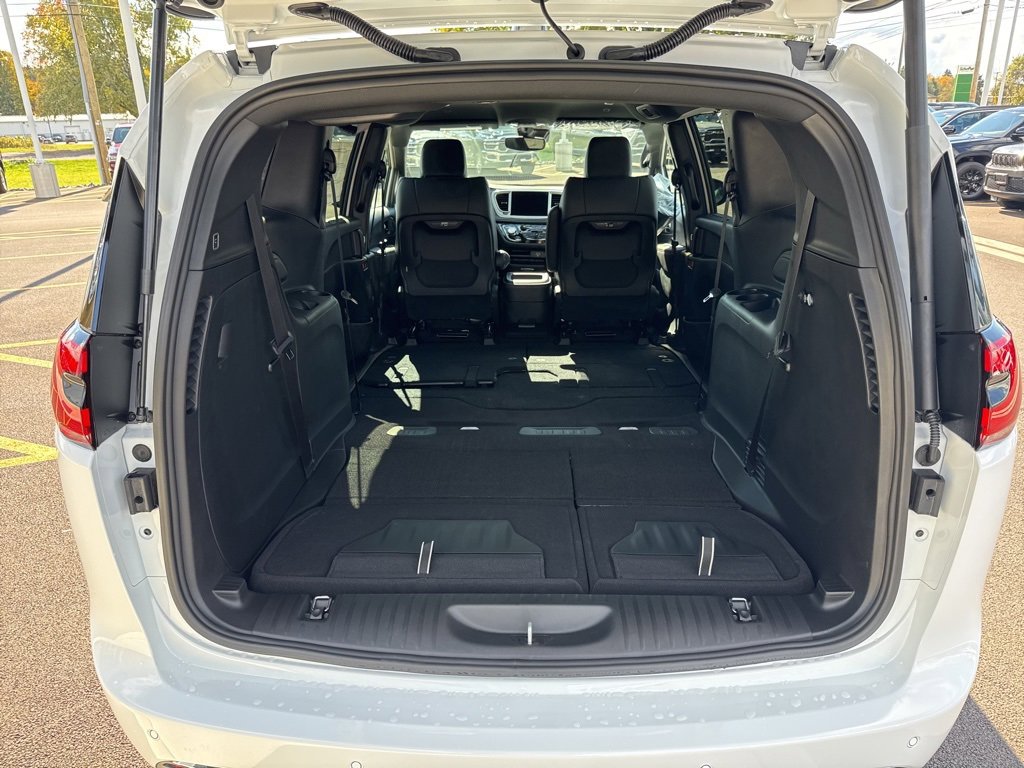 New 2026 Chrysler Pacifica Select image 16