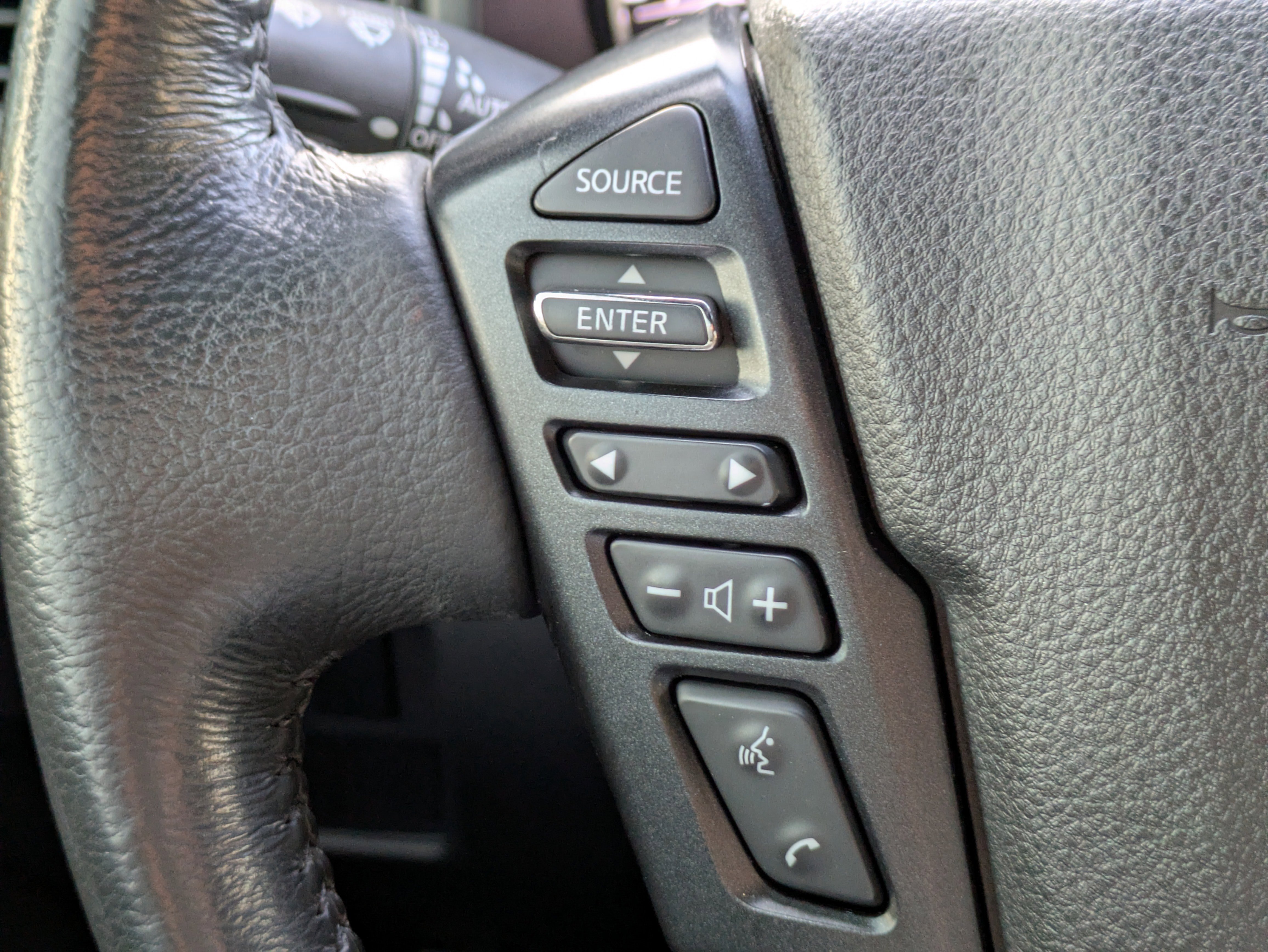 Used 2024 Nissan Titan SV w/ SV Convenience Package image 33