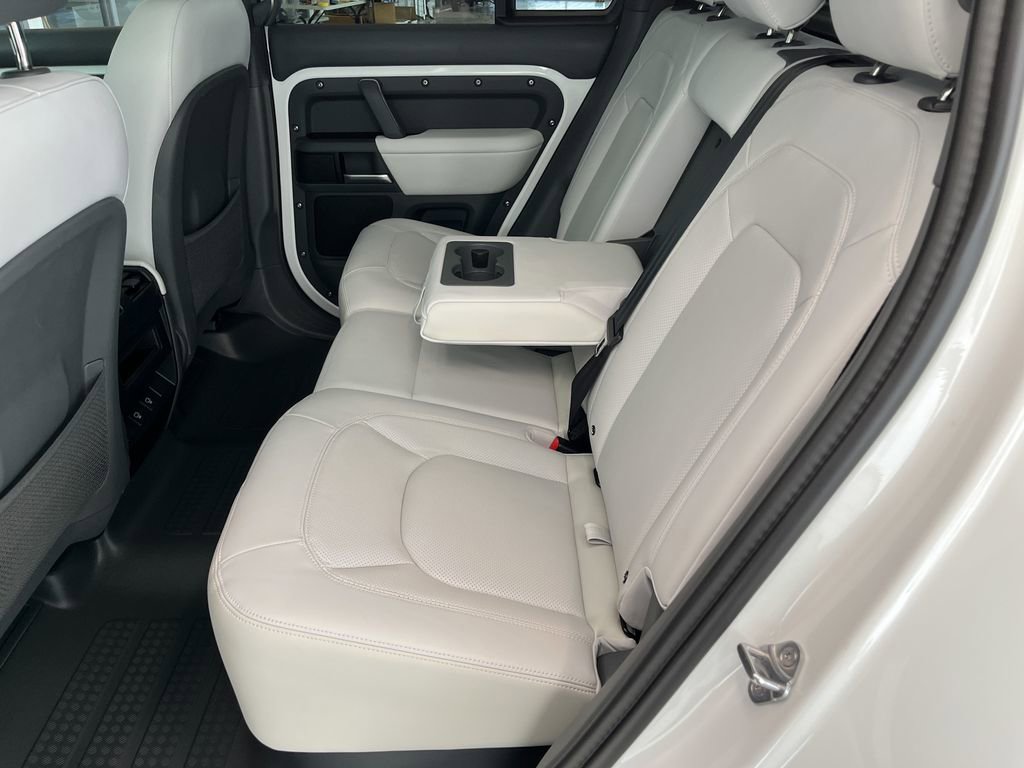 Used 2025 Land Rover Defender 110 S image 31