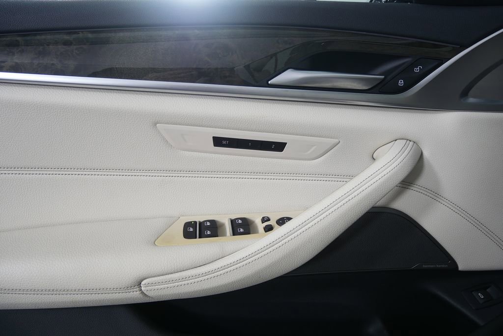Certified 2023 BMW 530i w/ Premium Package image 9