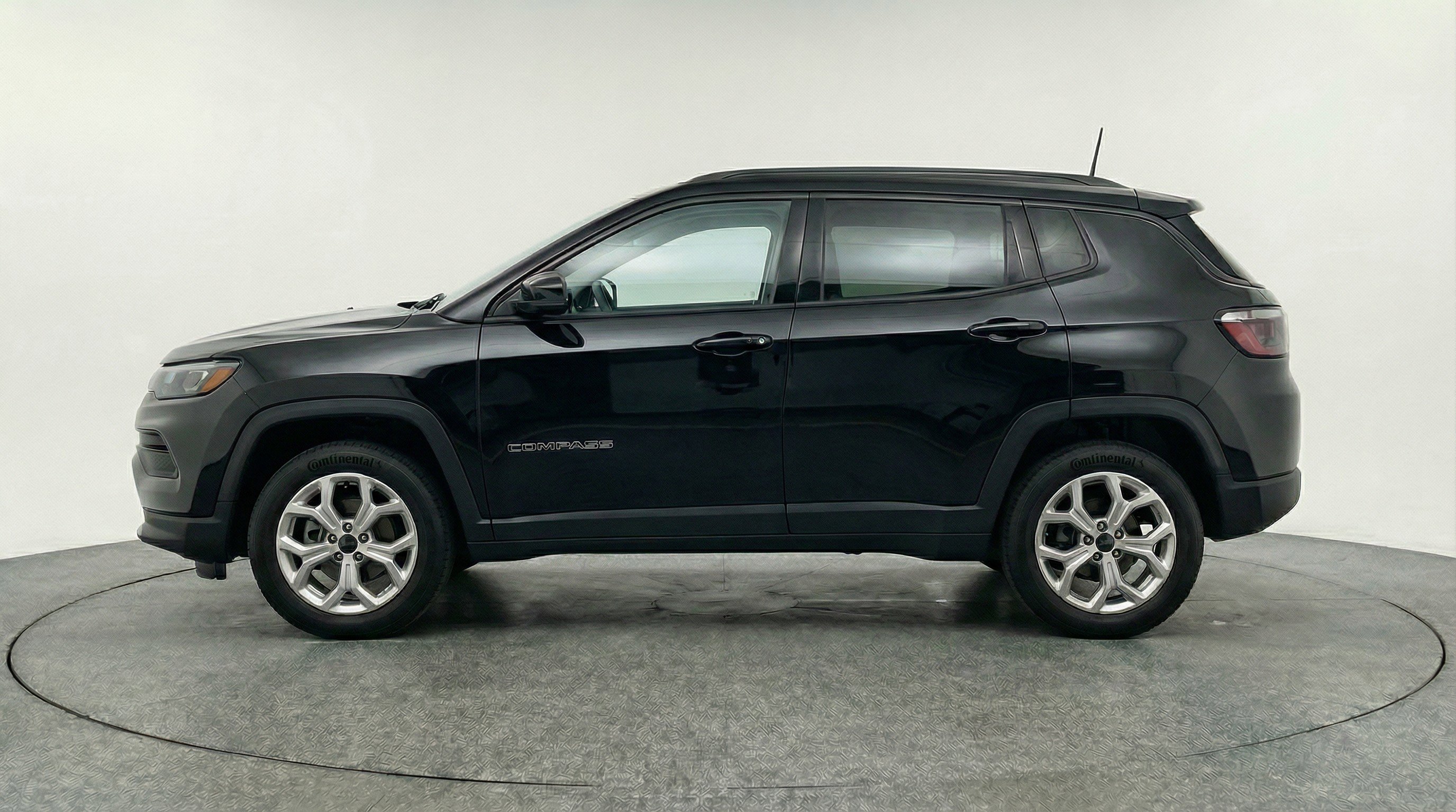 Used 2025 Jeep Compass Latitude image 5