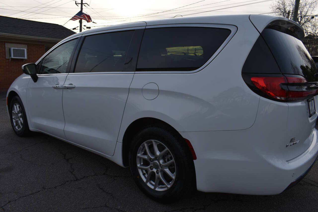 Used 2023 Chrysler Pacifica Touring-L image 30
