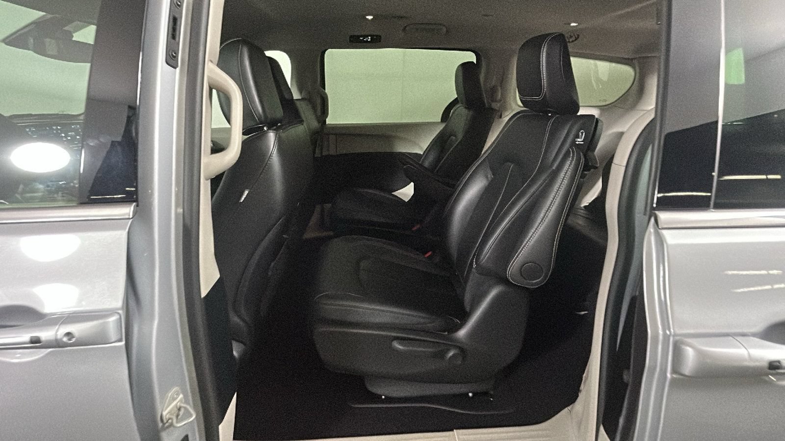 Used 2024 Chrysler Pacifica Limited FWD image 30