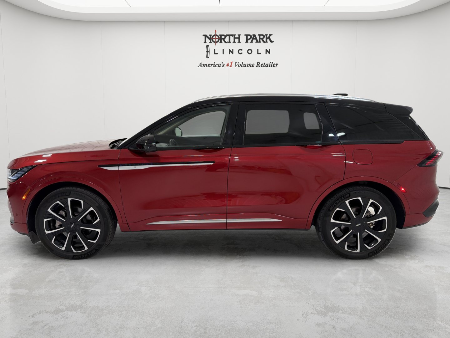 Used 2024 Lincoln Nautilus Reserve w/ Equipment Group 202A AWD/4WD image 2