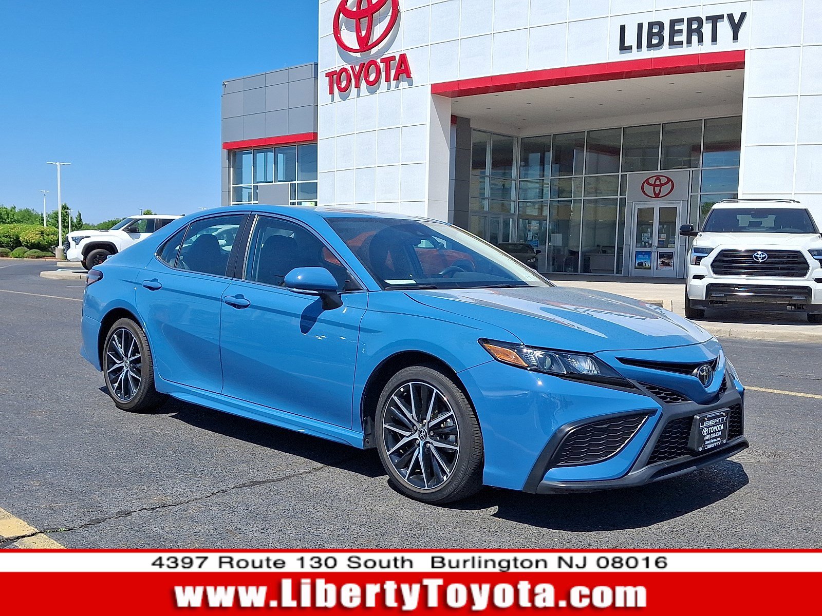 Used 2023 Toyota Camry SE FWD image 1