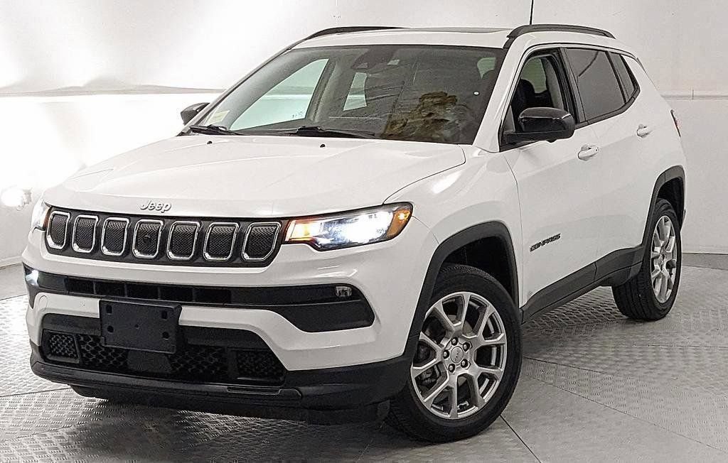 Used 2022 Jeep Compass Latitude w/ Sun and Sound Group AWD/4WD image 6