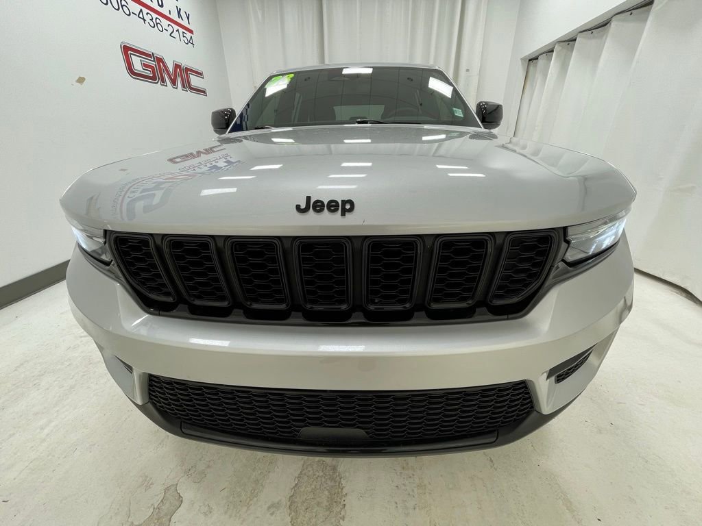 Used 2023 Jeep Grand Cherokee Altitude AWD/4WD image 2