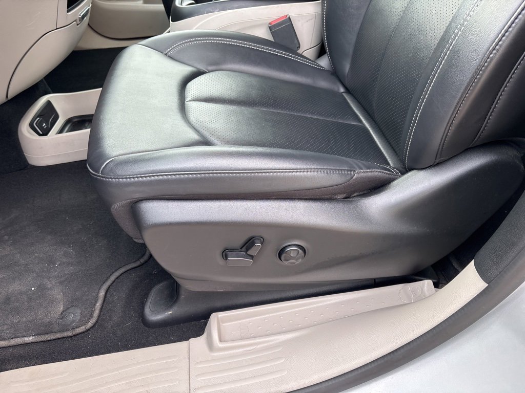 Used 2024 Chrysler Pacifica Touring-L image 13