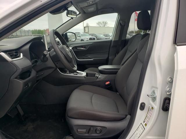 Used 2025 Toyota RAV4 XLE AWD/4WD image 10