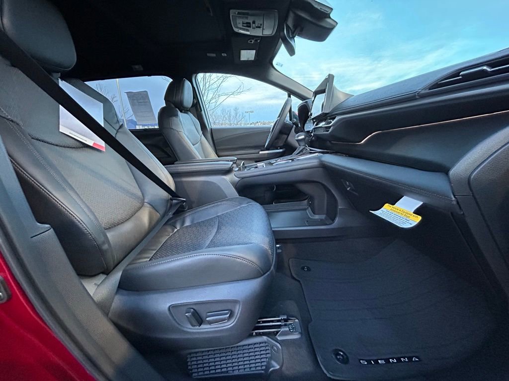 Used 2026 Toyota Sienna Platinum image 28