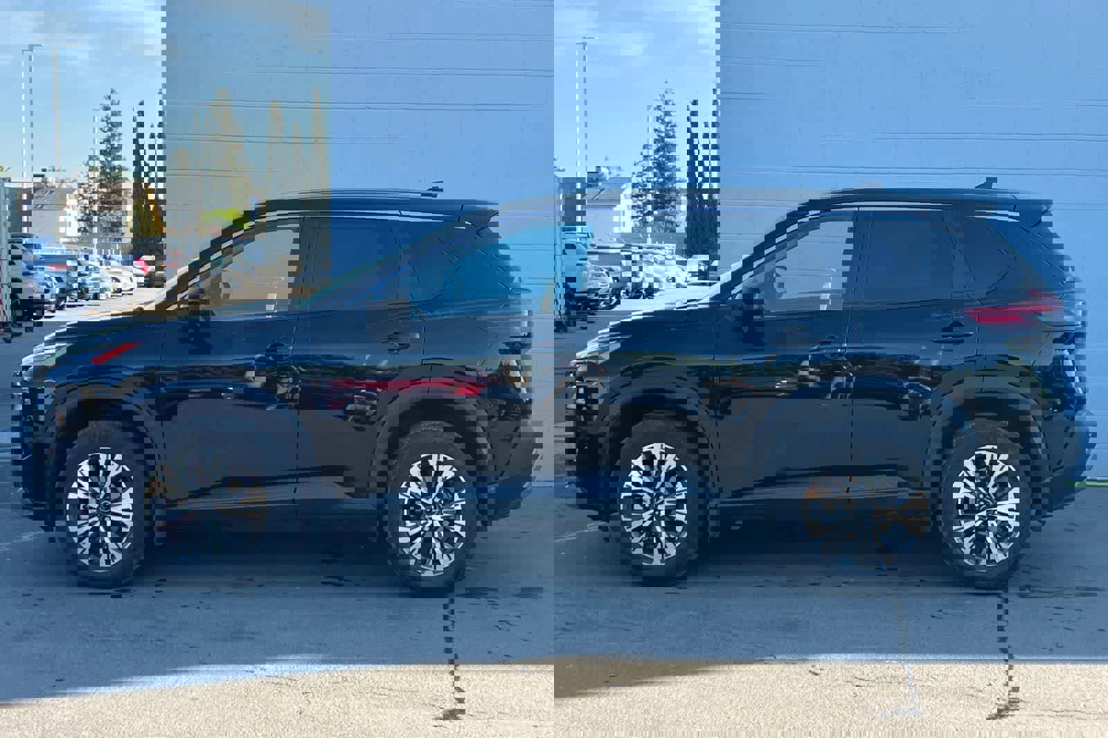 Used 2023 Nissan Rogue SV image 6