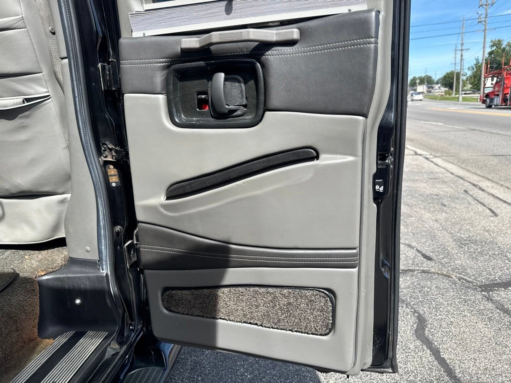 Used 2016 Chevrolet Express 2500 RWD image 21