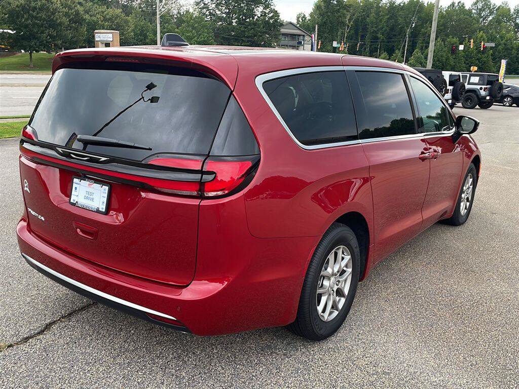 Used 2027 Chrysler Pacifica Select FWD image 3