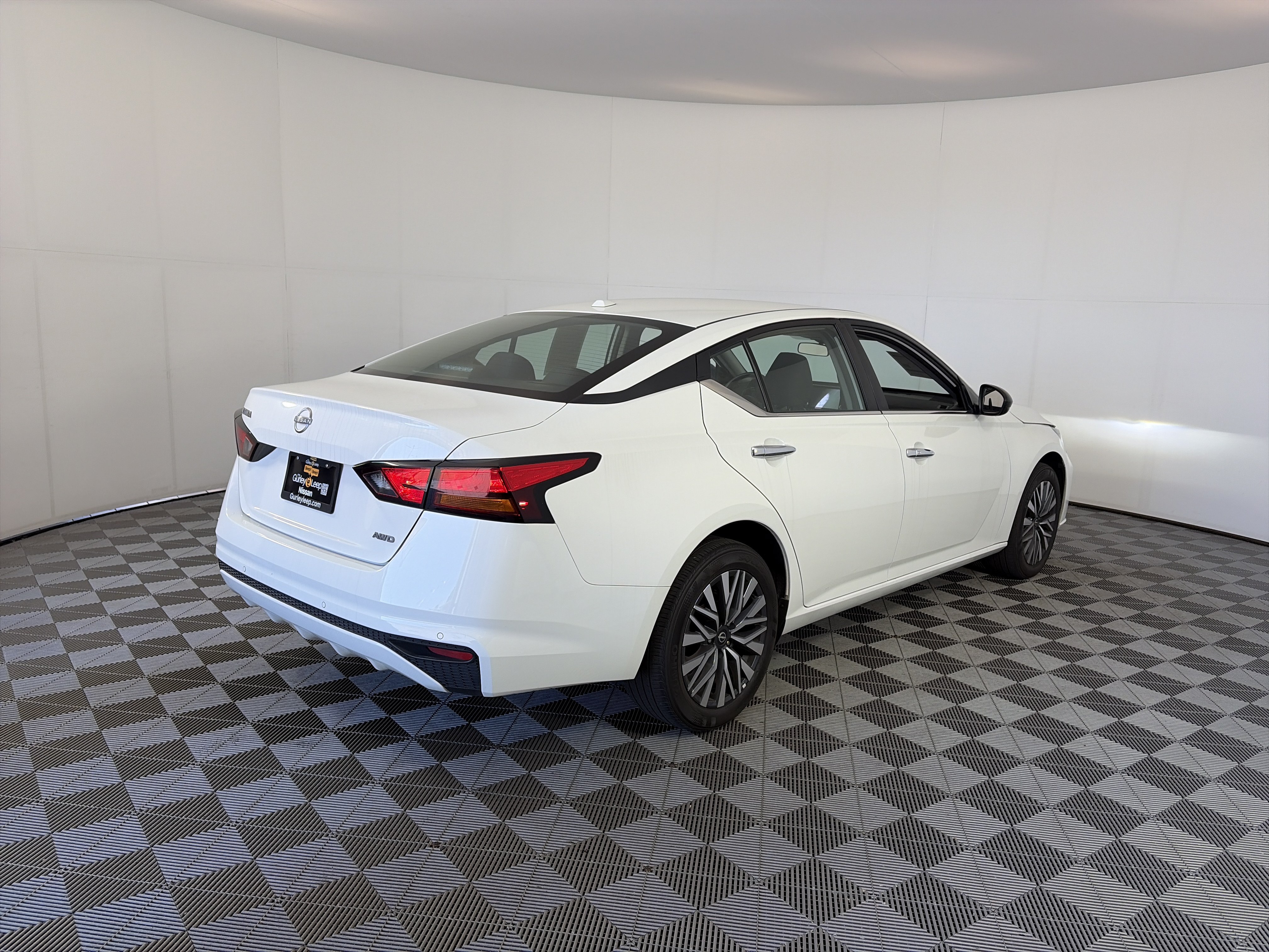 Used 2025 Nissan Altima 2.5 SV AWD/4WD image 10