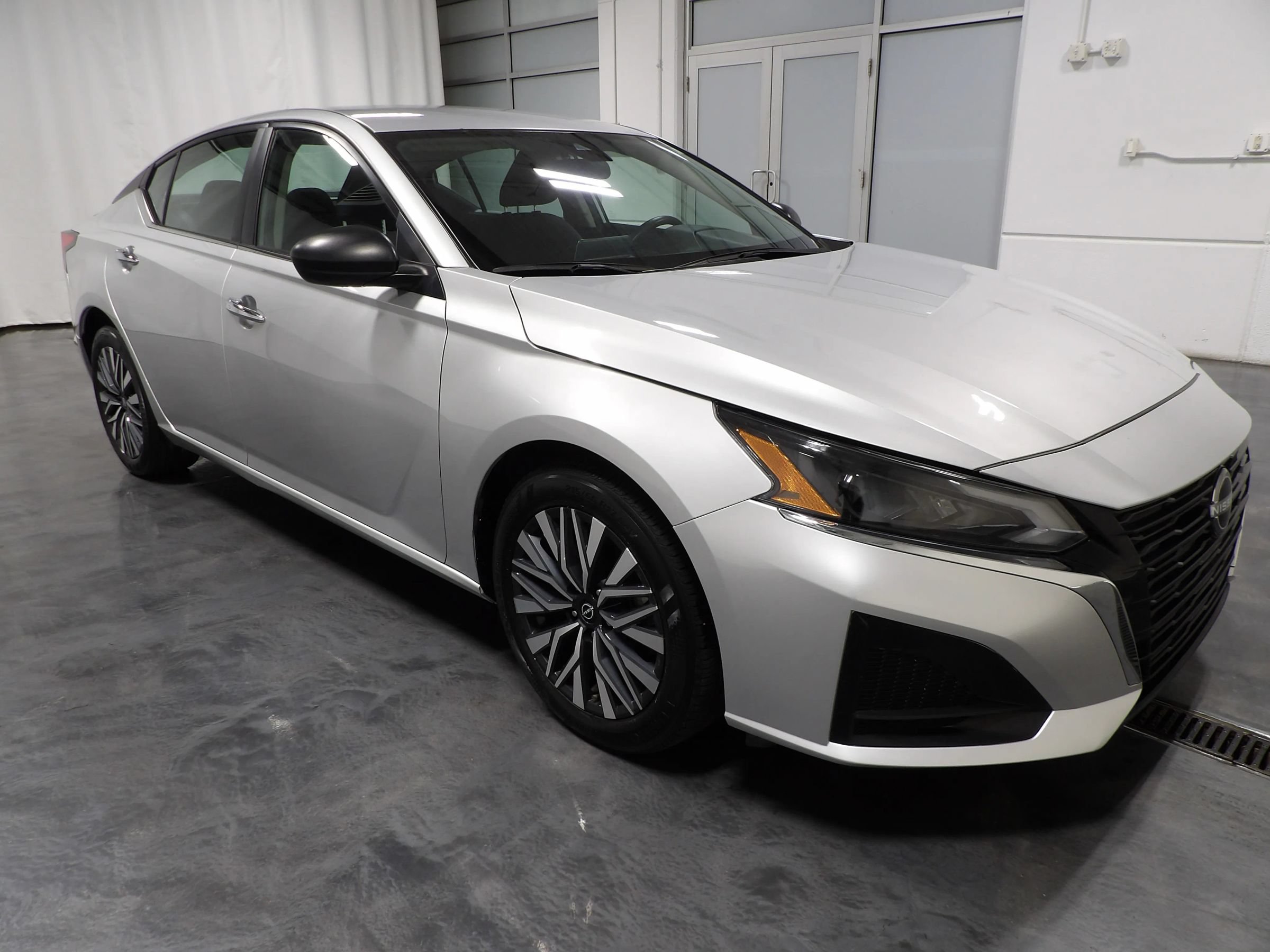 Used 2024 Nissan Altima 2.5 SV FWD image 2