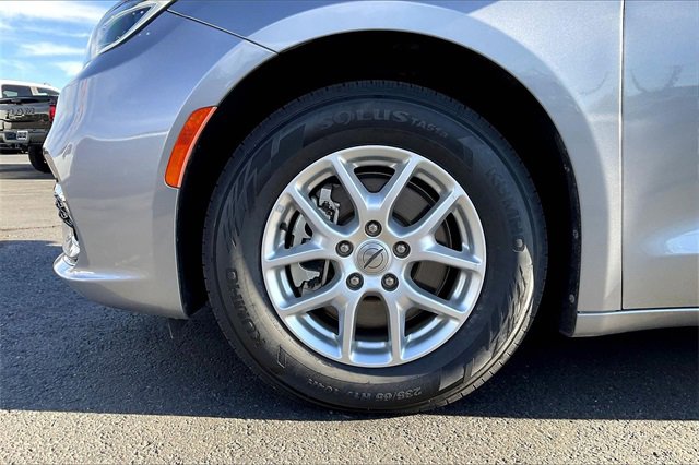 Used 2021 Chrysler Pacifica Touring-L image 8