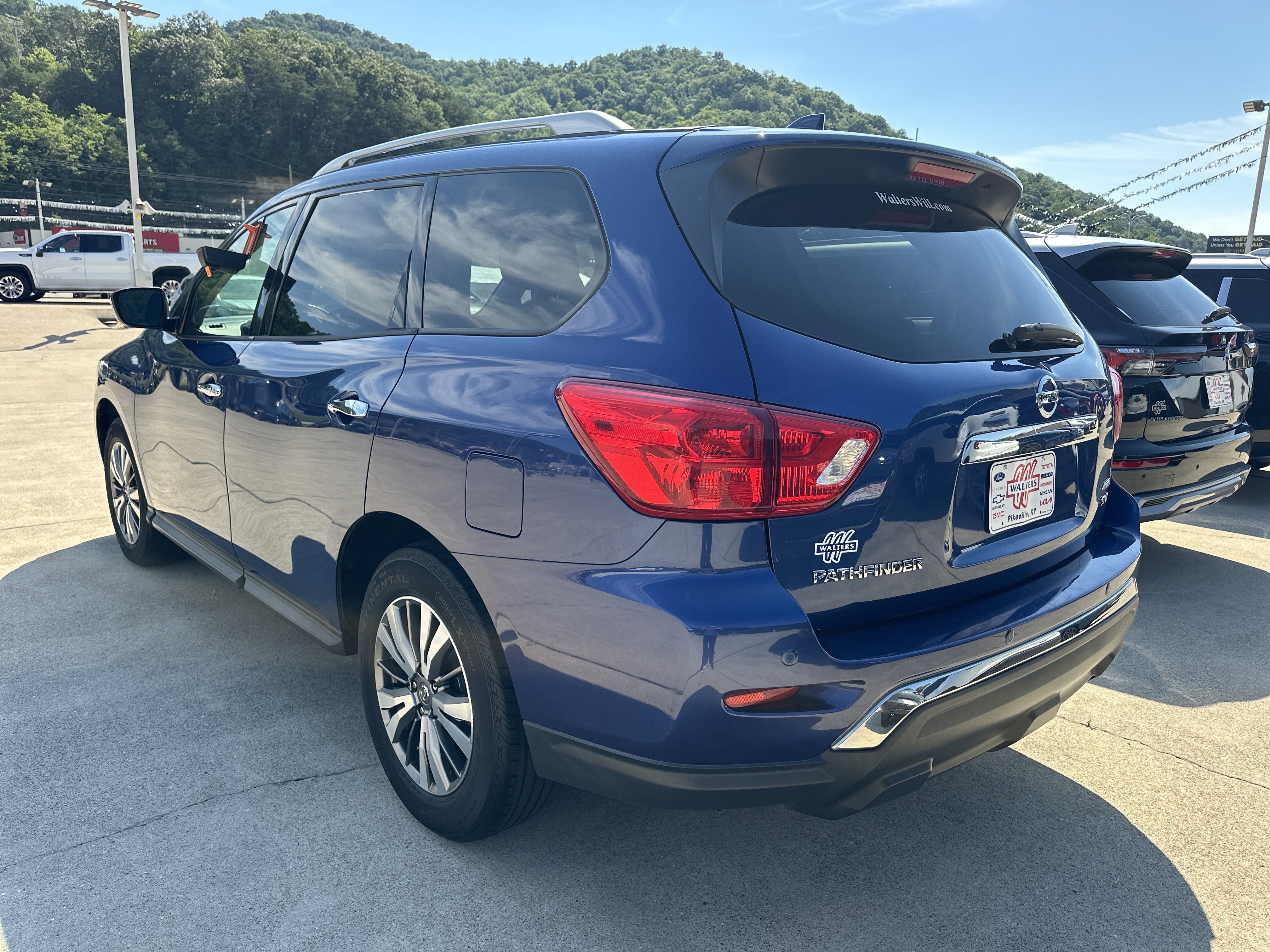 Used 2019 Nissan Pathfinder SV AWD/4WD image 5