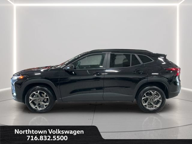 Used 2025 Chevrolet Trax LT w/ LT Convenience Package FWD image 2