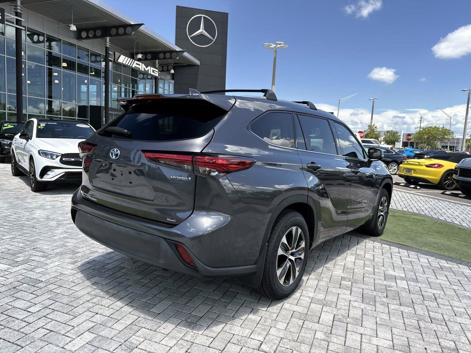 Used 2022 Toyota Highlander XLE AWD/4WD image 5