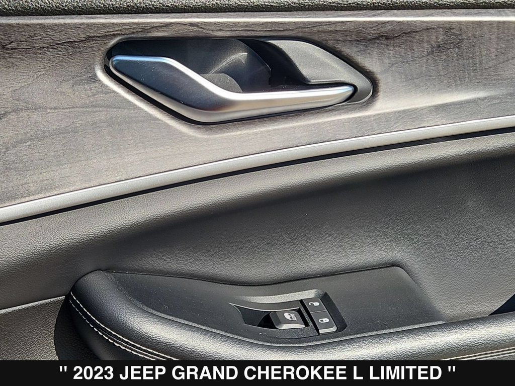 Used 2023 Jeep Grand Cherokee L Limited AWD/4WD image 33