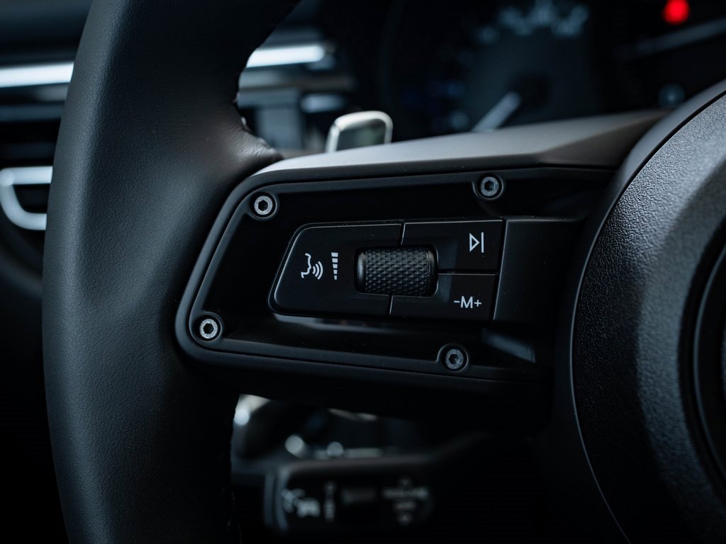 Certified 2025 Porsche Macan image 24