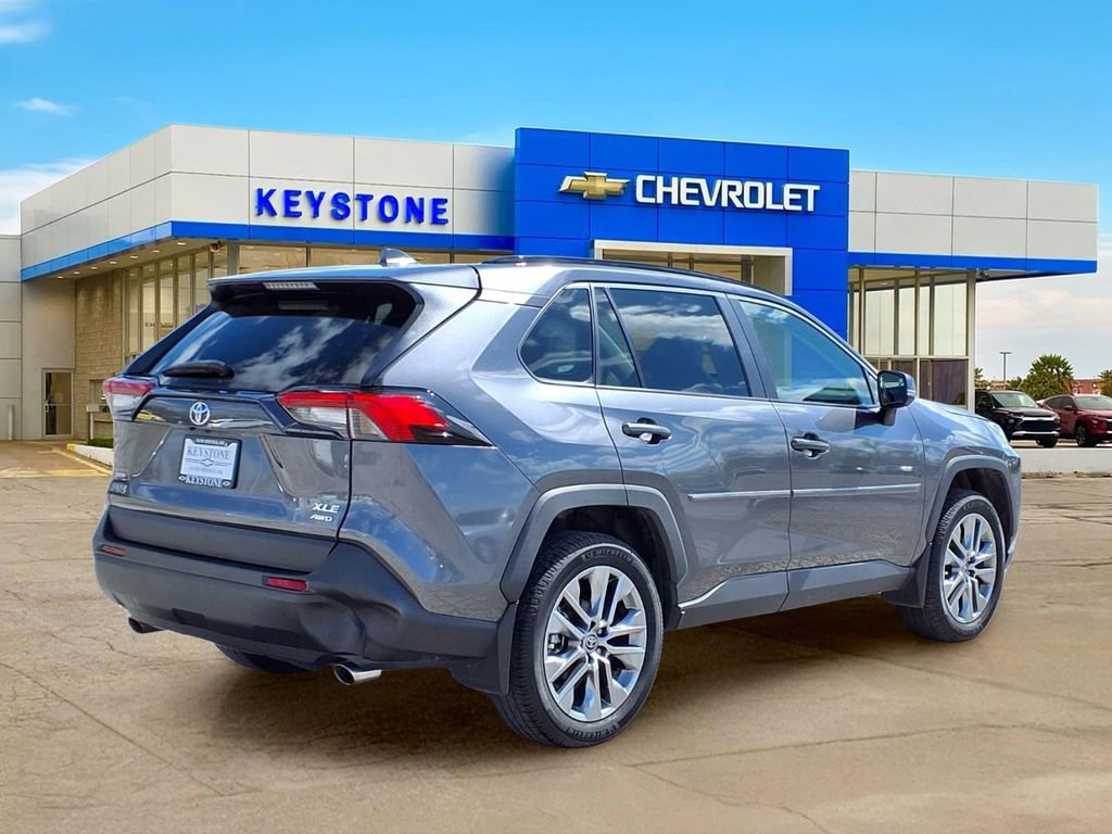 Used 2022 Toyota RAV4 XLE Premium AWD/4WD image 7