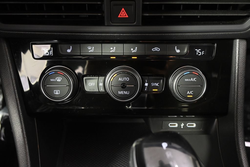 Used 2023 Volkswagen Jetta SE w/ Panoramic Sunroof Package FWD image 30