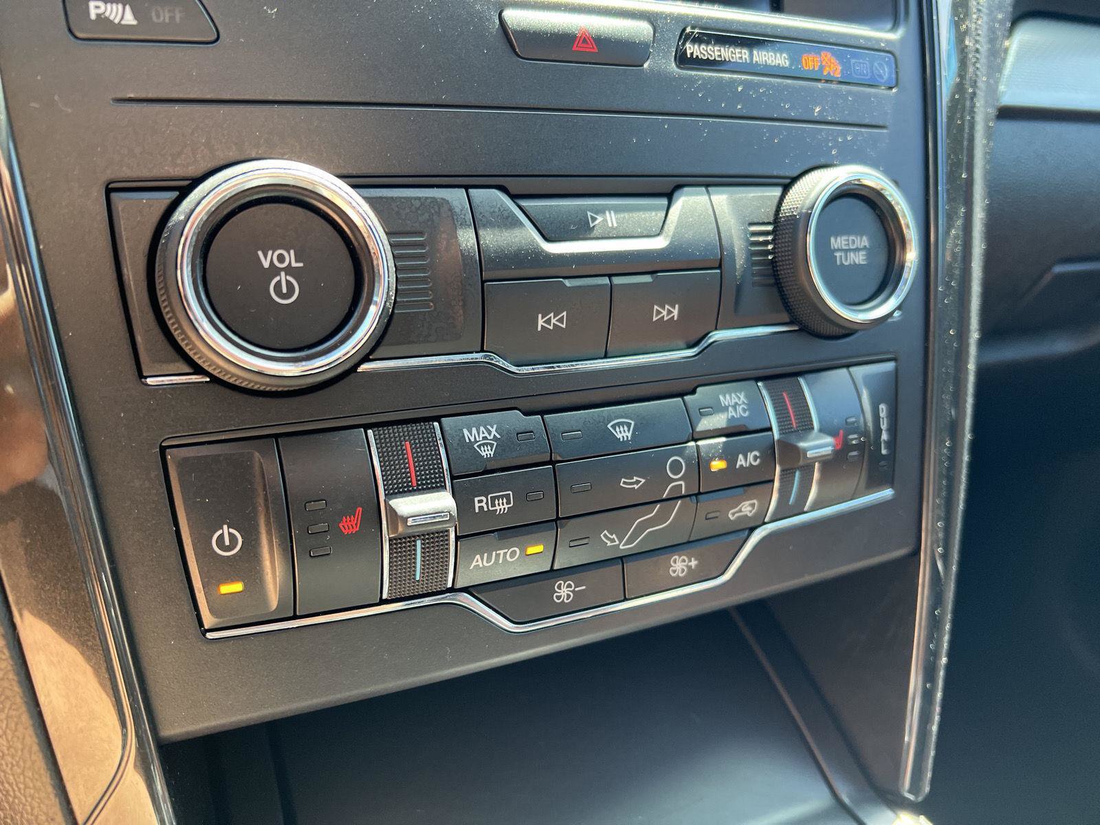 Used 2019 Ford Explorer XLT w/ Equipment Group 202A AWD/4WD image 31