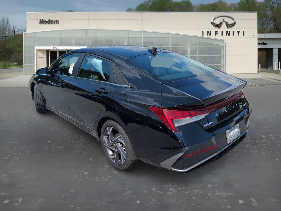 Used 2025 Hyundai Elantra Limited FWD image 5