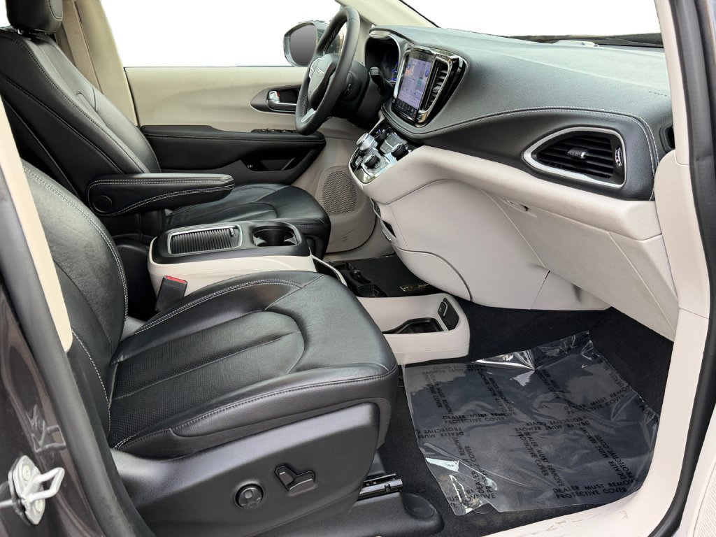 Used 2022 Chrysler Pacifica Touring-L w/ Uconnect Theater Family Group FWD image 8