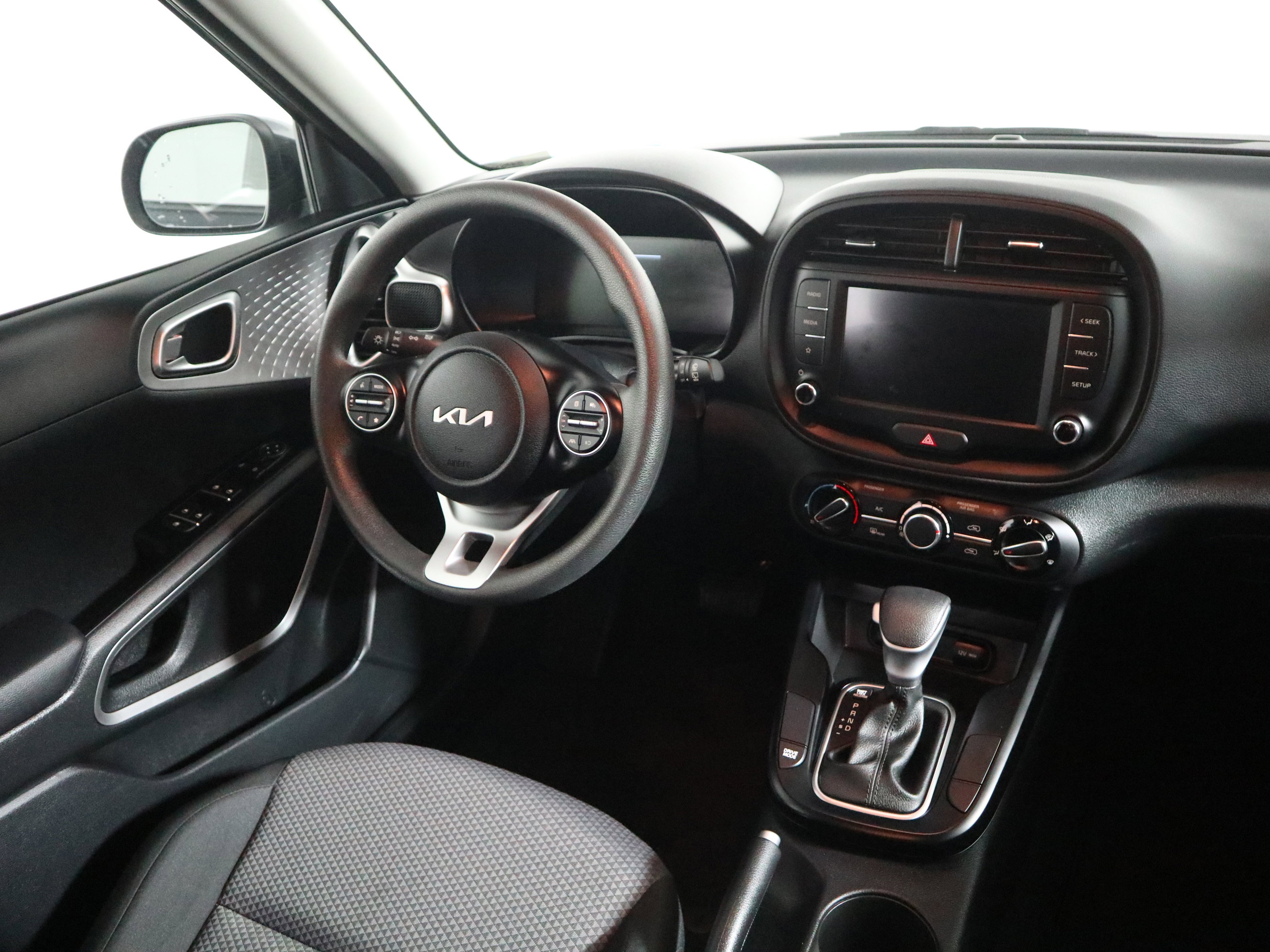 Used 2025 Kia Soul LX w/ LX Technology Package FWD image 15