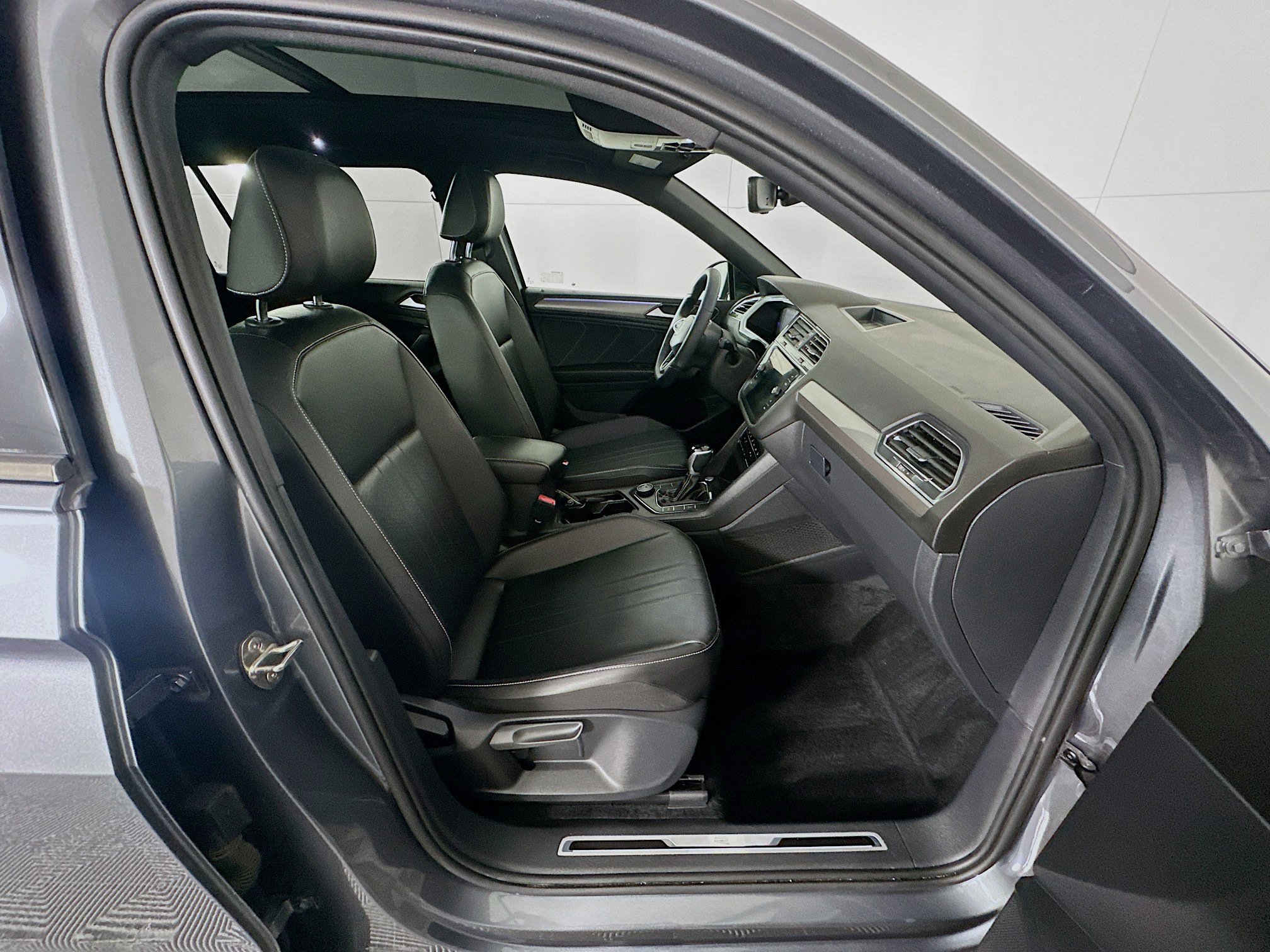 Used 2022 Volkswagen Tiguan SE R-Line image 33
