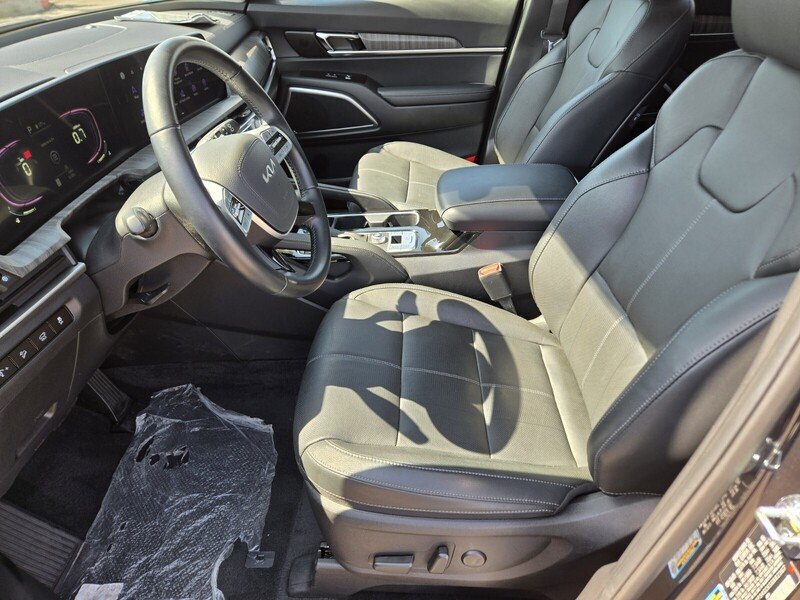 Certified 2025 Kia Telluride EX w/ EX Captain's Chair Package FWD image 11