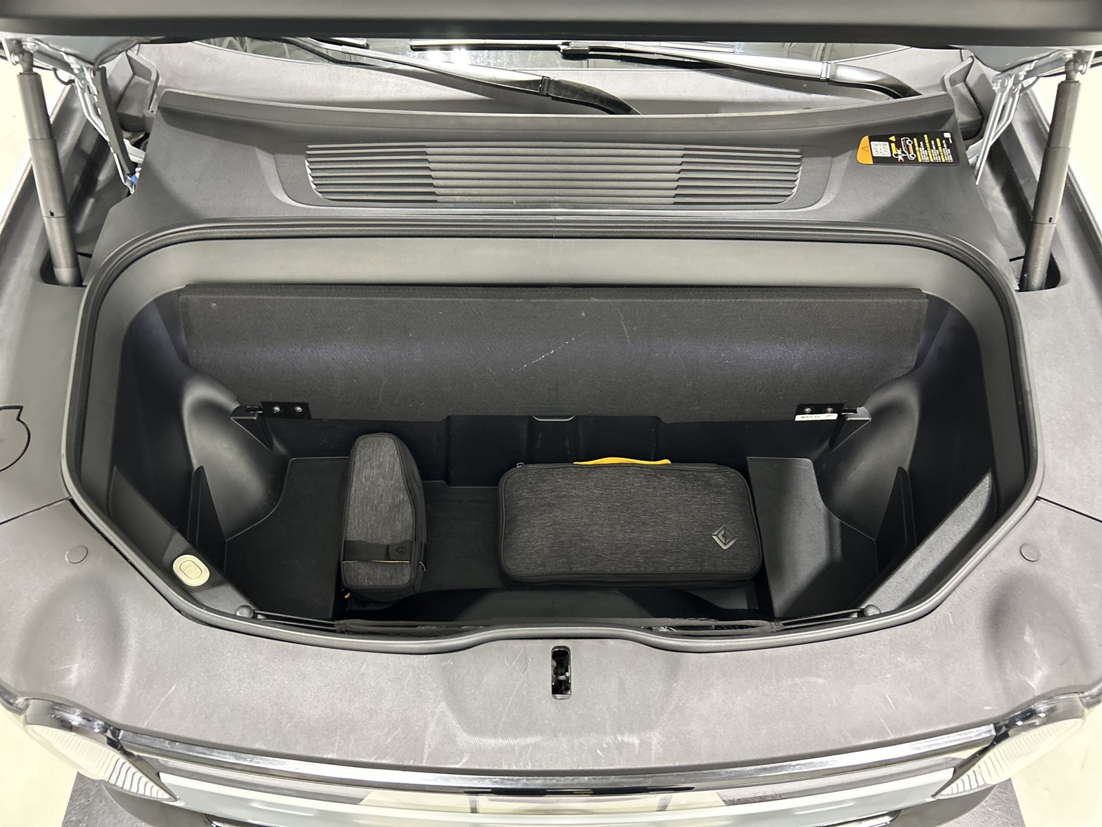 Used 2024 Rivian R1S Adventure AWD/4WD image 14