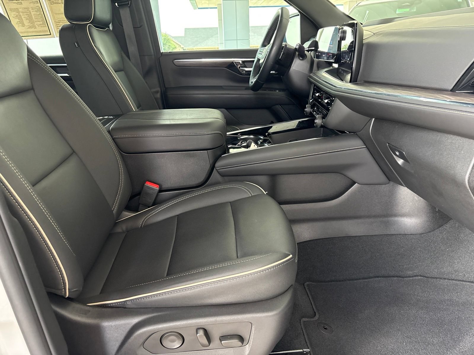 Used 2025 Chevrolet Tahoe Premier AWD/4WD image 23