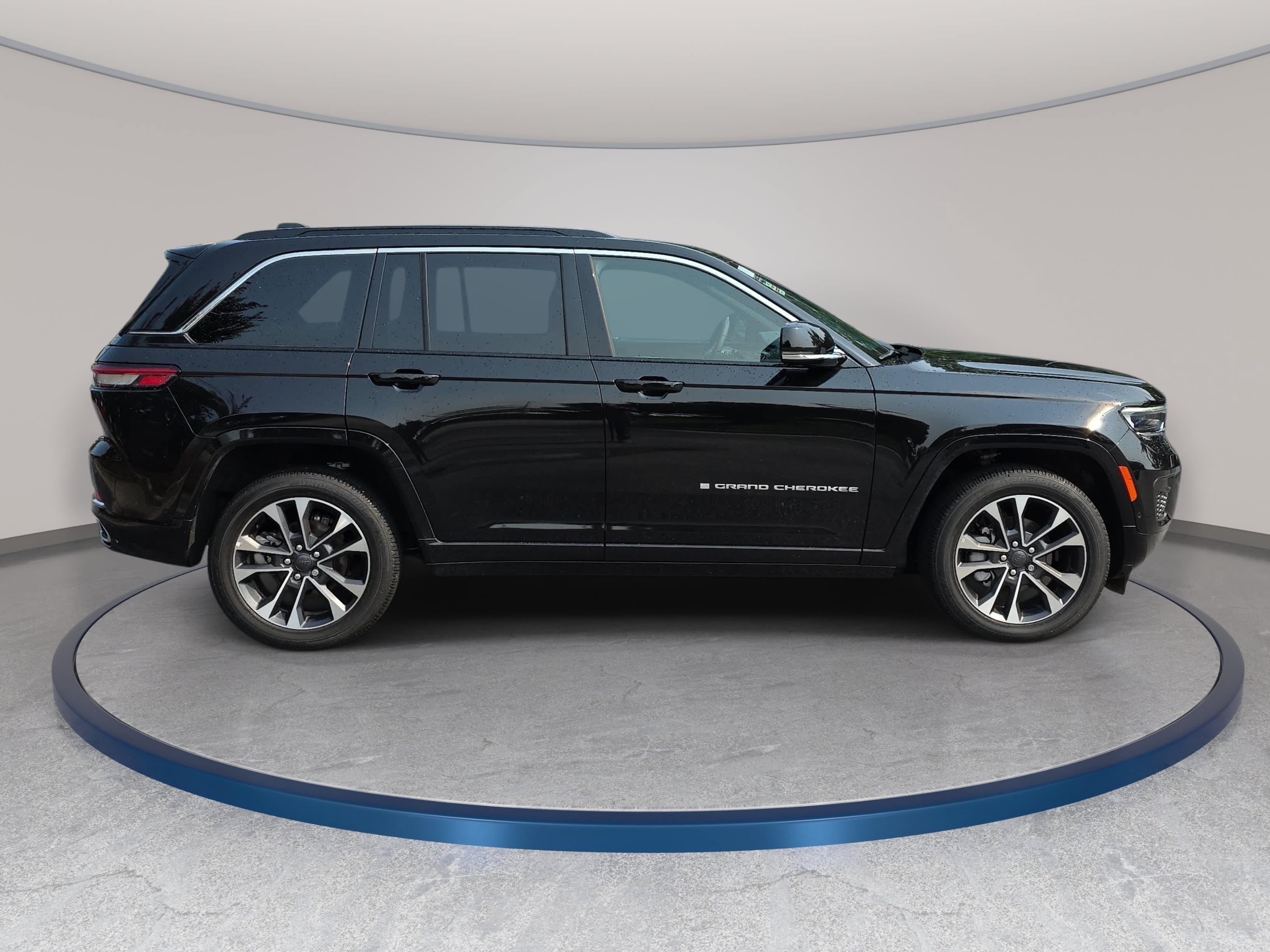 Certified 2025 Jeep Grand Cherokee Overland w/ Trailer Tow Package AWD/4WD image 4