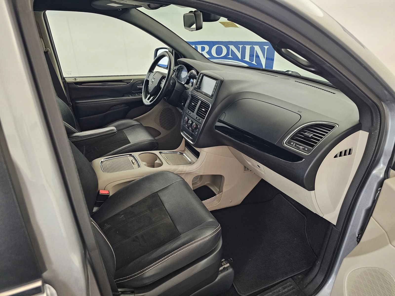 Used 2019 Dodge Grand Caravan SXT FWD image 28