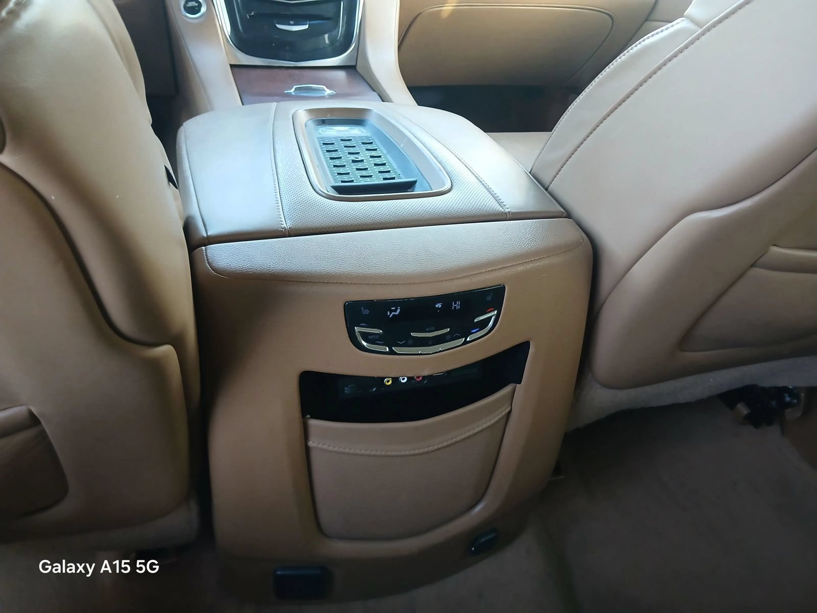 Used 2016 Cadillac Escalade Platinum RWD image 28