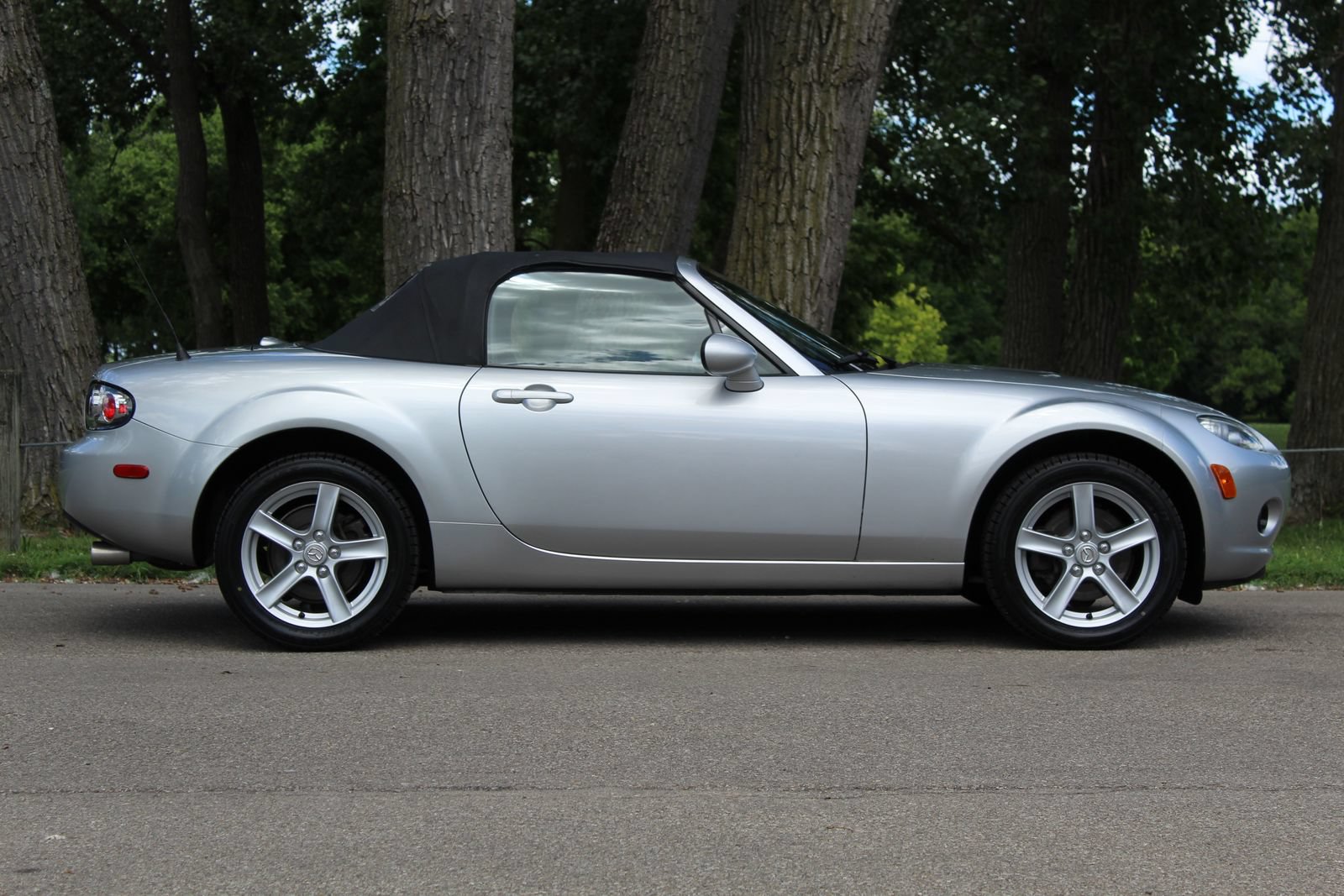 Used 2006 MAZDA MX-5 Miata Touring RWD image 8